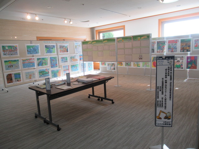 県土未来図絵画・作文コンクール展示コーナーの画像