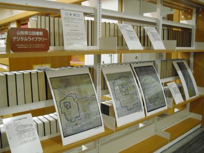 新聞エリア前