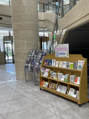 選挙や政治に関する本の展示コーナーの画像